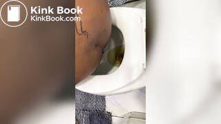 Ebony taking a dump - video 2