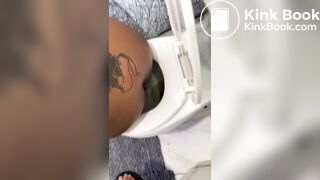Ebony taking a dump - video 2