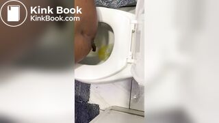 Ebony taking a dump - video 2