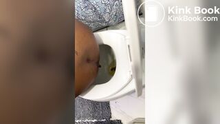 Ebony taking a dump - video 2
