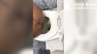 Ebony taking a dump - video 2