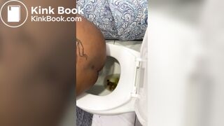 Ebony taking a dump - video 2