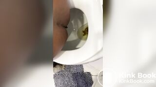 Ebony taking a dump - video 2