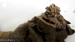 Caca d'une femme très poilue