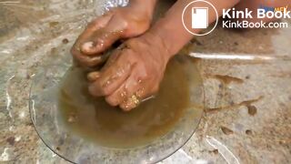 La secrétaire donne à manger à son esclave