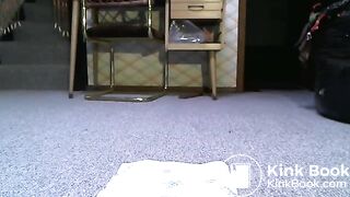 Jeune noire chie comme un canard