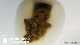 Une femme poilue fait caca