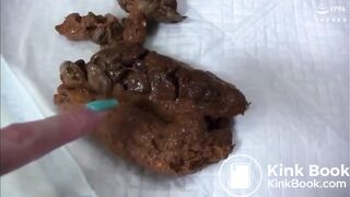 Pretty asian girl recorded herself pooping