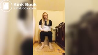 Girls pooping on the toilet - video 6