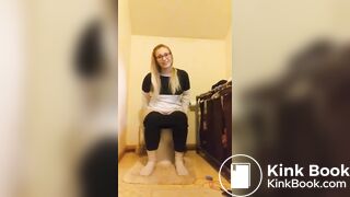 Girls pooping on the toilet - video 6