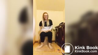 Girls pooping on the toilet - video 6
