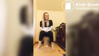 Girls pooping on the toilet - video 6