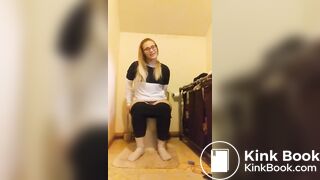 Girls pooping on the toilet - video 6