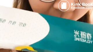 Asian BBW eats shit from a box