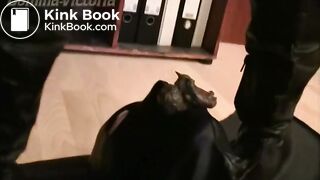 Girl uses lucky friend for dirty mouthful