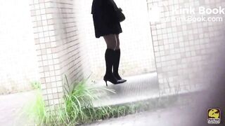 Pretty japanese girls shitting