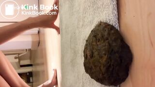 Sexy ebony poop in chair