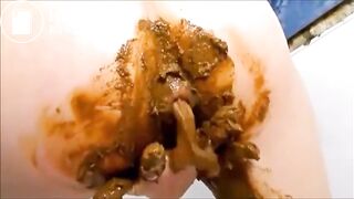 Girl shitting and fisting her pussy