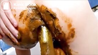 Girl shitting and fisting her pussy