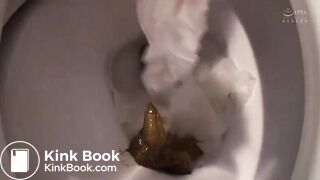『ネコと一緒に独り暮らしをしています。出勤前や休みの日にウンコやオシッコをする所を自分で撮りました』女子本人が自ら撮影した映像。