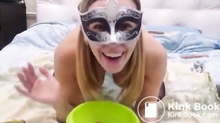 Hot blonde scat - video 2