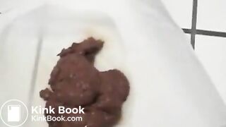 Fingering my pussy while pooping