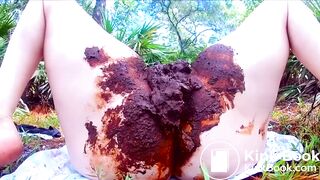 Babe Shits Outdoor And Stuffs Her Pussy With Scat