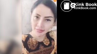 Hot Indonesian girl on toilet NEW