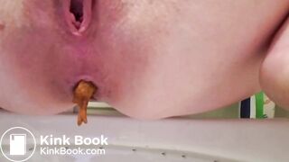 Girl with extremely lickable pussy grunts and squeezes out 3