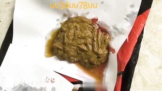 섹시한 중국 여자애가 똥을 싼다.