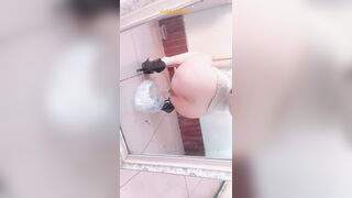 중국 여자아이가 똥을 싸서 셀카를 찍다.3