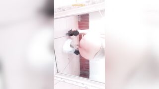 중국 여자아이가 똥을 싸서 셀카를 찍다.3