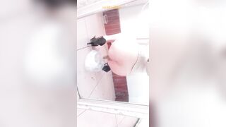 중국 여자아이가 똥을 싸서 셀카를 찍다.3