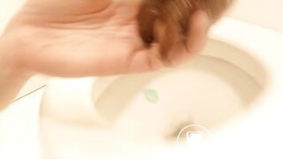 Same girl. Masturbates and squirts whilst shitting.