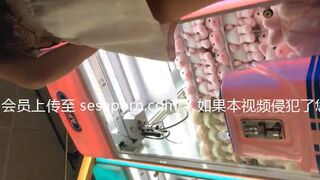 Twin girls Twin girls pee Asia