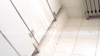 Twin girls Twin girls pee Asia