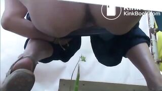Filmando escondido mulheres mijando e cagando
