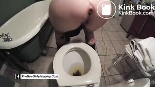 Girls Pooping - video 26