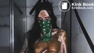 gorgeous n sexy topless Russian girl crapping n peeing