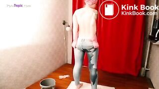 Sexy redhead shits in her jeans