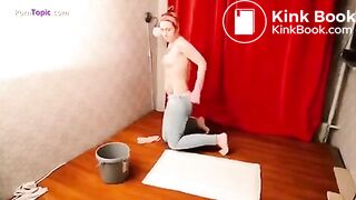 Sexy redhead shits in her jeans