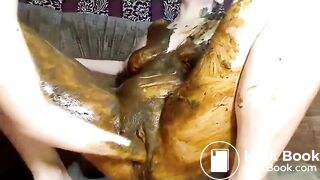 2 girlsl play with scat while fisting