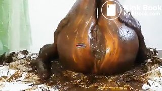 Webcam girl played with her scat