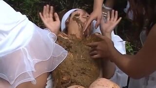 (Scat) Girls in dresses mass defecation for one girl Video 1
