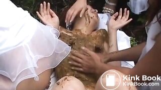 (Scat) Girls in dresses mass defecation for one girl Video 1