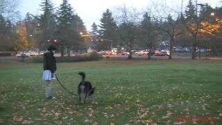 девушка какает на природе - video 2