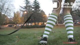 девушка какает на природе - video 2