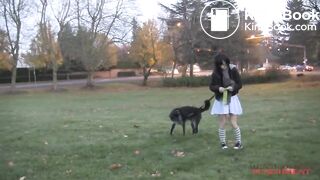 девушка какает на природе - video 2