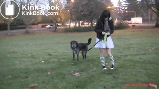 девушка какает на природе - video 2