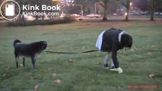 девушка какает на природе - video 2